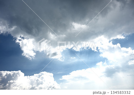 神秘的な雲が広がる夏 134583332