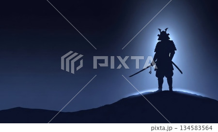 孤高の戦士：夜明けの丘に立つ侍のシルエット 134583564