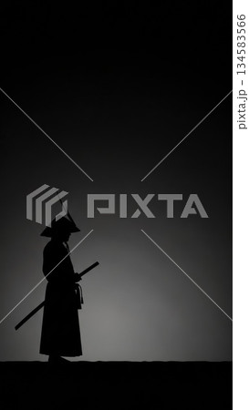 孤高の戦士:夜明けの丘に立つ侍のシルエット 孤高の戦士:夜明けの丘に立つ侍のシルエット 134583566