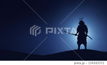 孤高の戦士：夜明けの丘に立つ侍のシルエット 134583572