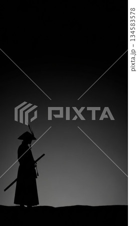 孤高の戦士:夜明けの丘に立つ侍のシルエット 孤高の戦士:夜明けの丘に立つ侍のシルエット 134583578