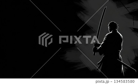 孤高の戦士：夜明けの丘に立つ侍のシルエット 134583580