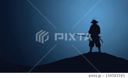 孤高の戦士：夜明けの丘に立つ侍のシルエット 134583583