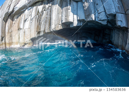 三重県　熊野市　美しい青の洞窟（ガマの口） 134583636