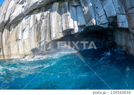 三重県　熊野市　美しい青の洞窟（ガマの口） 134583638