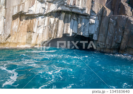 三重県　熊野市　美しい青の洞窟（ガマの口） 134583640
