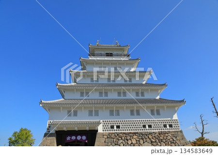 青空とのコントラストが美しい島原城の景色 134583649