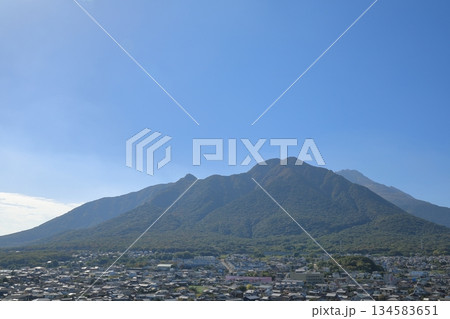 雲仙普賢岳の麓に広がる島原市街の風景 雲仙普賢岳の麓に広がる島原市街の風景 134583651
