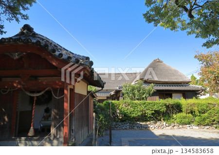 島原武家屋敷の水天宮と山本邸の茅葺屋根の眺め 134583658