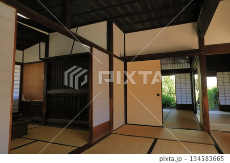 島原武家屋敷の山本邸の障子を開け放った座敷の景色 島原武家屋敷の山本邸の障子を開け放った座敷の景色 134583665
