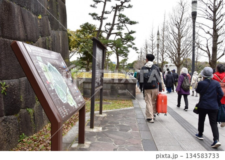 東京都千代田区　皇居外苑の観光案内板と街並み 134583733