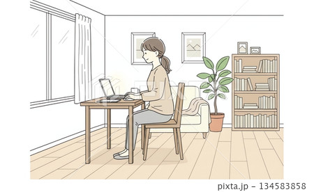 窓際のデスクでPC作業をする女性：リラックスした自宅でのリモートワーク 134583858