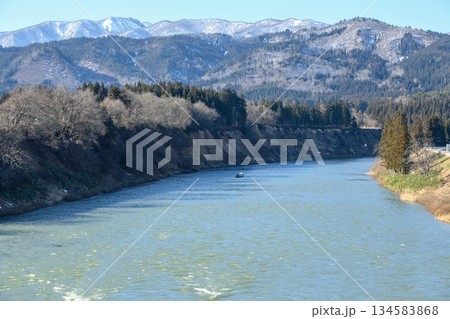 最上川三難所舟下り　三ヶ瀬を後にする観光船　山形県 134583868