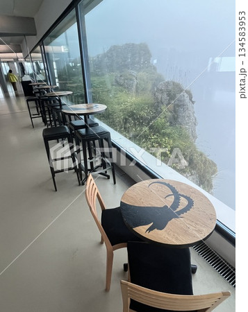 スイス・ピラトゥス山頂の展望レストラン スイス・ピラトゥス山頂の展望レストラン 134583953