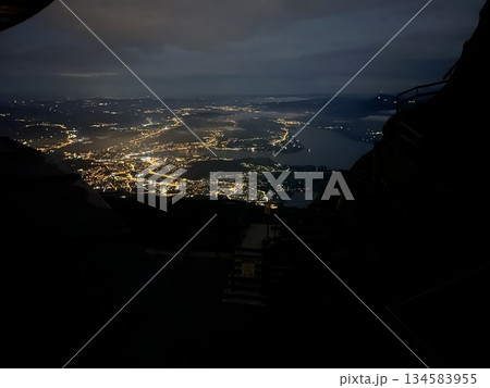 スイス・ピラトゥス山頂からの夜景 スイス・ピラトゥス山頂からの夜景 134583955