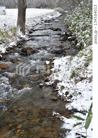 冬の北海道乙部町で小川の雪景色を撮影 134584013