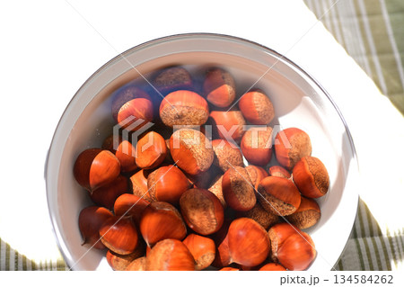 アク抜きする栗 アク抜きする栗 134584262