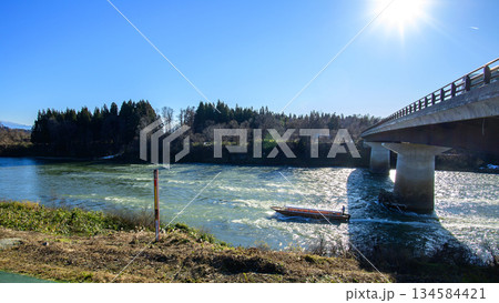 最上川三難所 三ヶ瀬を進む舟下り 山形県 最上川三難所 三ヶ瀬を進む舟下り 山形県 134584421