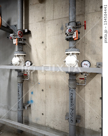 商業ビル地下の汚水排水管 134584441