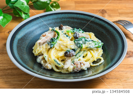 ほうれん草ときのこのクリームパスタ 134584508