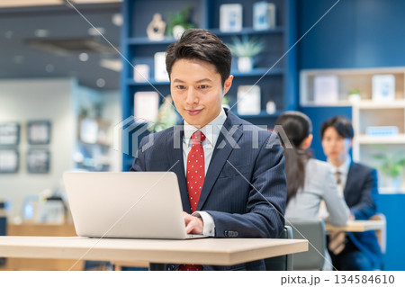 オフィスで働くミドルのビジネスマン 134584610