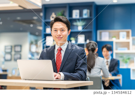 オフィスで働くミドルのビジネスマン 134584612