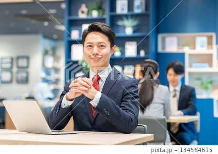 オフィスで働くミドルのビジネスマン 134584615