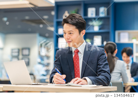 オフィスで働くミドルのビジネスマン 134584617