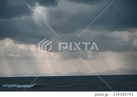 雲の隙間から差し込む光 134584741