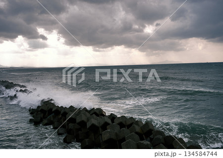 荒れる時化の海 荒れる時化の海 134584744