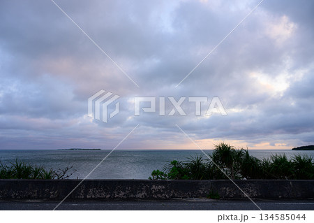 夜明けの空　西表島の風景 134585044