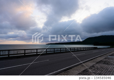 真っ直ぐな道と夜明けの海　西表島の風景 134585046