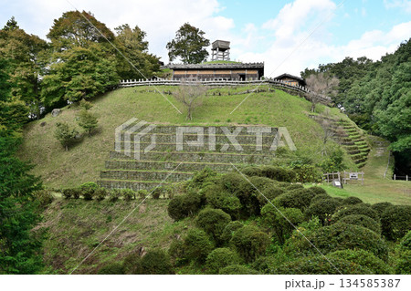 愛知県豊田市　中世山城を復元した城跡公園足助城「真弓山城」 134585387