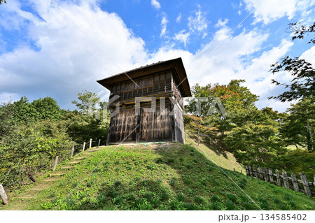 愛知県豊田市　中世山城を復元した城跡公園足助城「真弓山城」 134585402