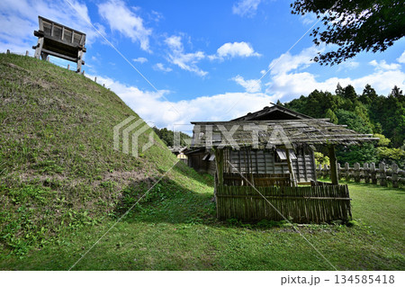 愛知県豊田市　中世山城を復元した城跡公園足助城「真弓山城」 134585418