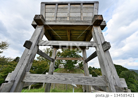 愛知県豊田市　中世山城を復元した城跡公園足助城「真弓山城」 134585421