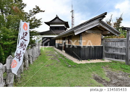 愛知県豊田市　中世山城を復元した城跡公園足助城「真弓山城」 134585433