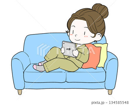 ソファに座ってタブレットを操作している女性 134585548