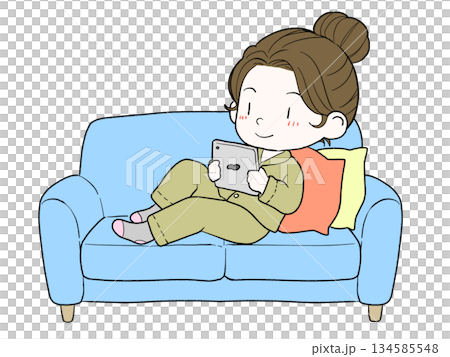 ソファに座ってタブレットを操作している女性 134585548