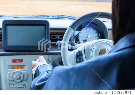 20代女性が車を運転するシーン(顔なし) 20代女性が車を運転するシーン(顔なし) 134585971