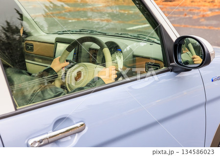 20代女性が車を運転するシーン（顔なし） 134586023