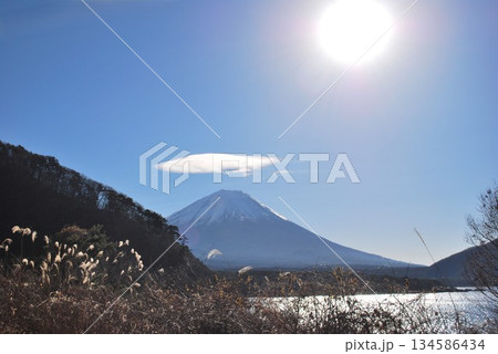 本栖湖 の「富士山」と 太陽 と ススキ 本栖湖 の「富士山」と 太陽 と ススキ 134586434