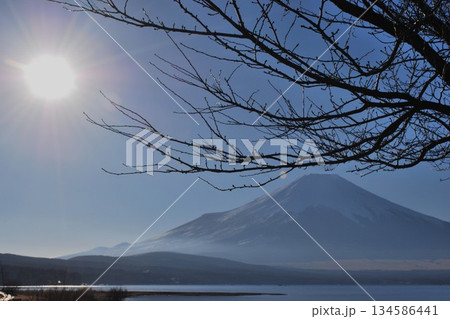 山中湖展望台からの太陽と「富士山」 山中湖展望台からの太陽と「富士山」 134586441