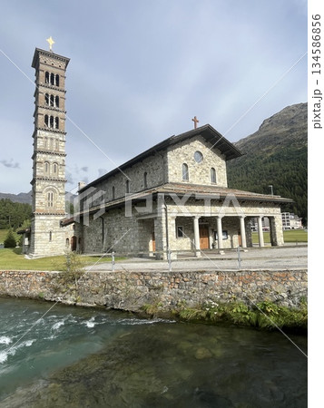 スイス・サンモリッツ湖畔の教会 スイス・サンモリッツ湖畔の教会 134586856