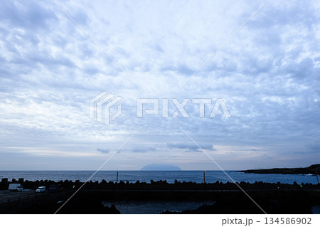 三宅島から見る御蔵島 三宅島から見る御蔵島 134586902