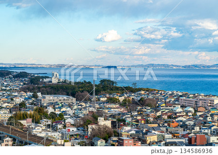 【神奈川県】吾妻山公園から見える二宮駅周辺の街並み 134586936