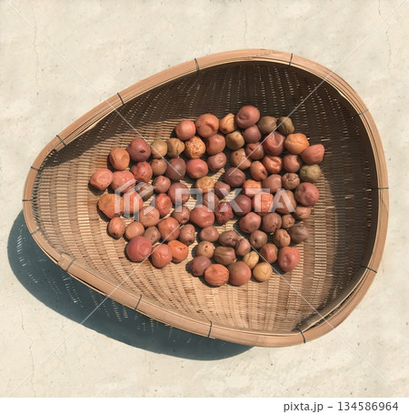 梅干し作り天日干し 134586964