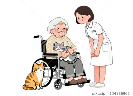 白髪のおばあさんが車椅子に座り、膝の上で眠るグレーの猫を優しく抱き、足元には茶トラ猫が座っている。 134586965