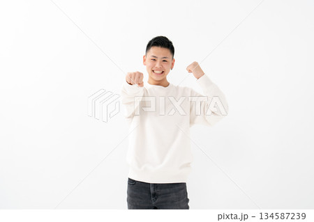 男子 10代 ポートレート ガッツポーズ 男子 10代 ポートレート ガッツポーズ 134587239