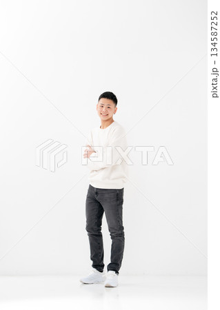 男子　10代　ポートレート　全身 134587252